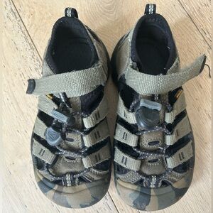 Keen sandals in size 11 (little kid). Great condition. Camouflage.
